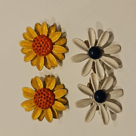 Vintage 2 Pair of Daisy Clip-on Earrings - Picture 1 of 7
